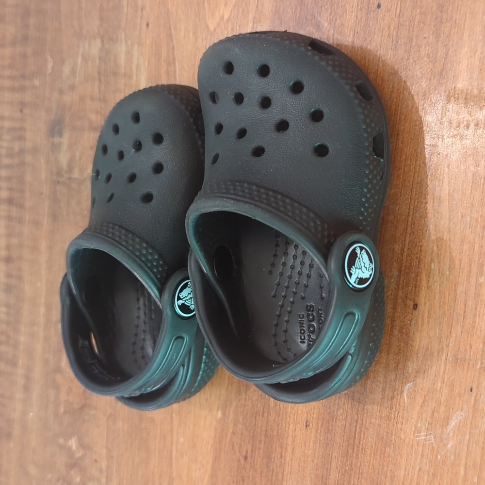 EUC toddler black crocs- size 4